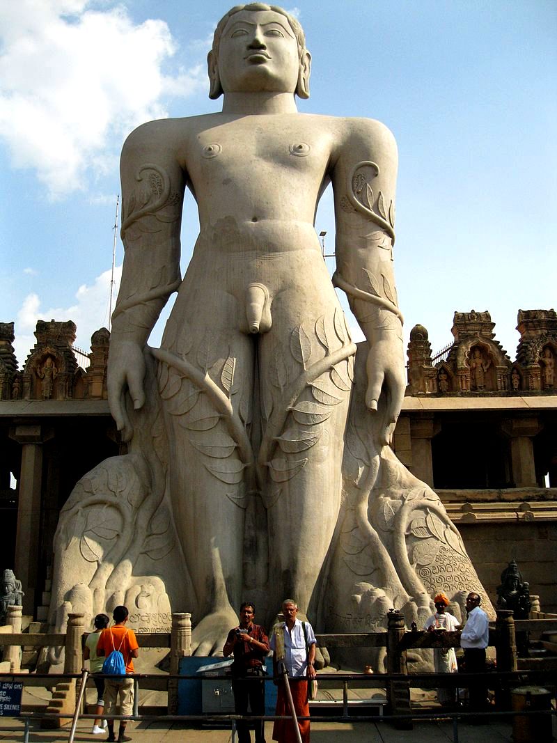 каменная статуя джайнского святого Бахубали - Гоматешвара